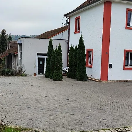 Monteurwohnung Bei Würzburg Fünf Schlafzimmer Bis 10 Personen Incl Eigenen Parkplätzen Und Wlan - Grill Nur Einzelbetten Apartment *