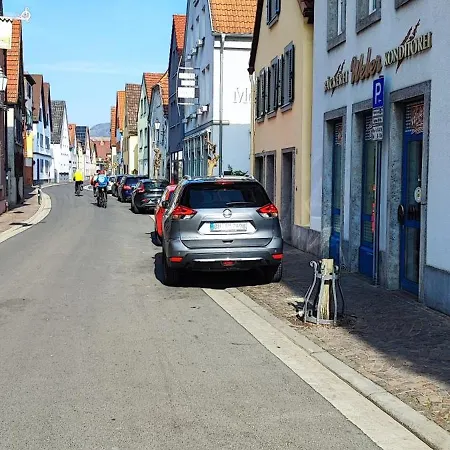 Apartment Monteurwohnung Bei Würzburg Fünf Schlafzimmer Bis 10 Personen Incl Eigenen Parkplätzen Und Wlan - Grill Nur Einzelbetten Veitshöchheim